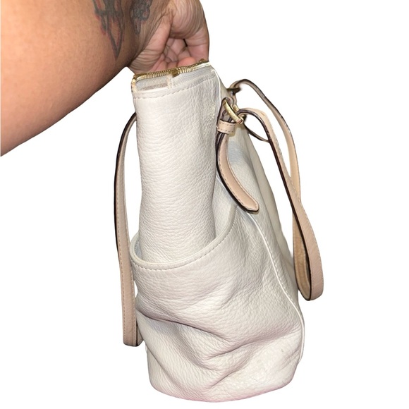 Elegant Cream Michael Kors Leather Tote Bag - Picture 6 of 10